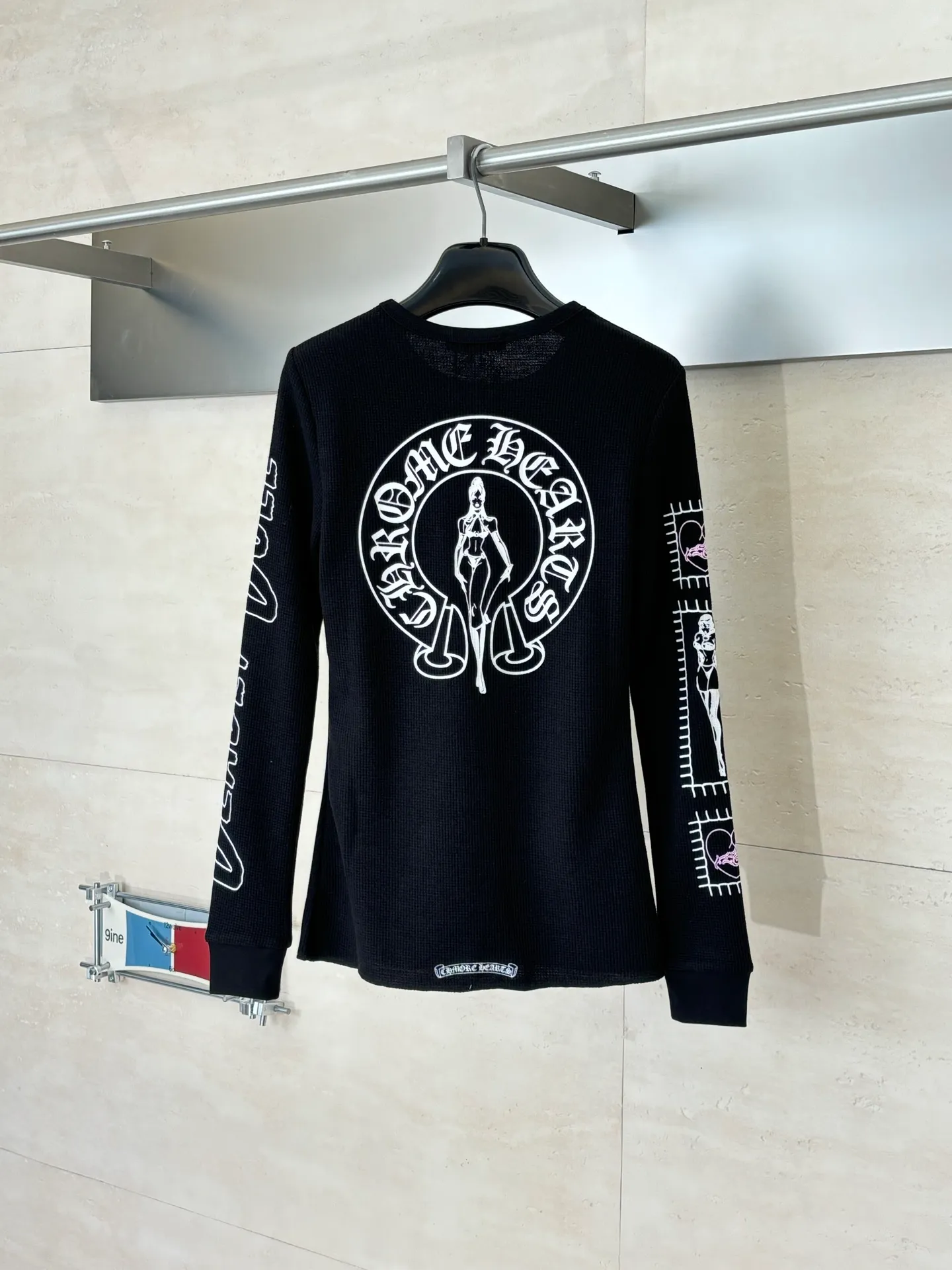P266 (Slim fit women's style) Chrome Heart*/Ch character Sanskrit printed waffle long-sleeved T-shirt is woven with 32-count blended yarn. The fabric composition is 30% cotton and 70% polyester, with a weight of 220 grams. It ensures a stiff fit while taking into account the skin-friendly properties of cotton fiber and the anti-wrinkle and easy-care properties of polyester. The body of the garment adopts a waffle knitted structure, forming a three-dimensional texture and good breathability and moisture removal. Screen printing technology is used in the printing process to accurately present the brand's iconic Gothic fonts, totem patterns and character patterns on the front, back and sleeves of the garment. The printing layer has strong adhesion and the pattern outline is clear. Size: S/M/L